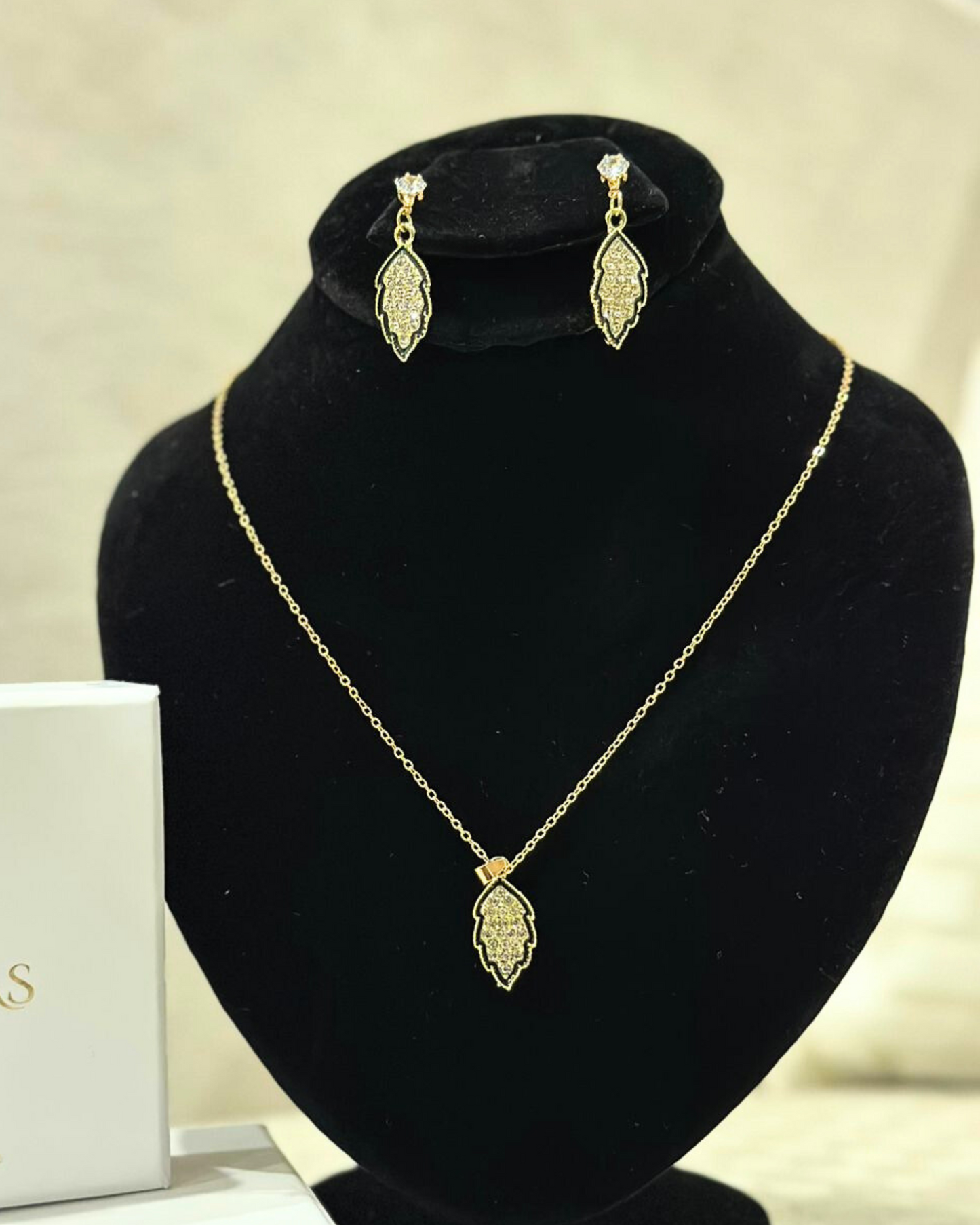 Golden Leaf Design Pendant Set