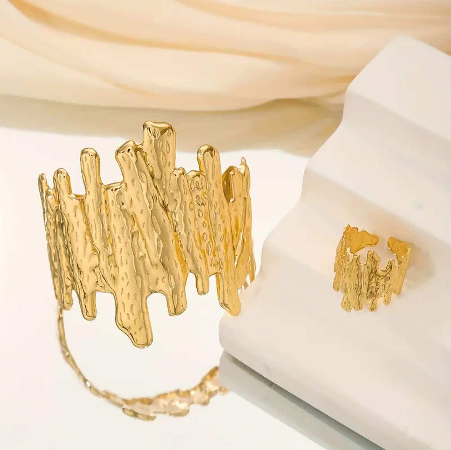 Fasionable Golden Bracelet Set