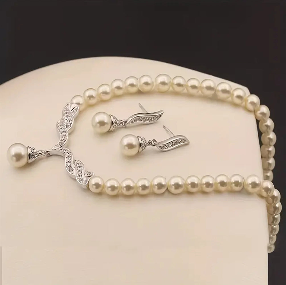 Pearl Necklace in Silver Tone – ESSENTIAS