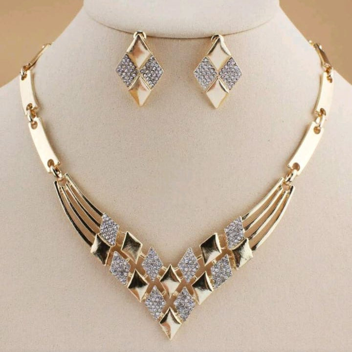 Elegant Shiny Crystal Studded Necklace Set