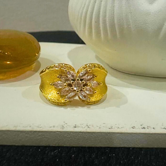 Golden Ring with Cubic Zirconia – Elegant Sparkle for Every Style