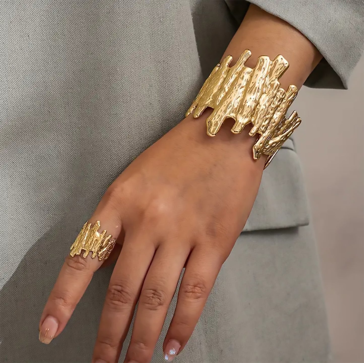 Fasionable Golden Bracelet Set