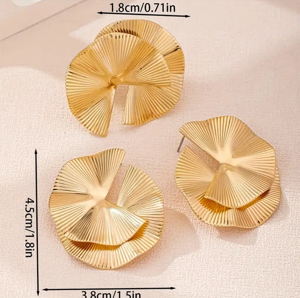 Golden Stud  Earring and Ring Set – ESSENTIAS