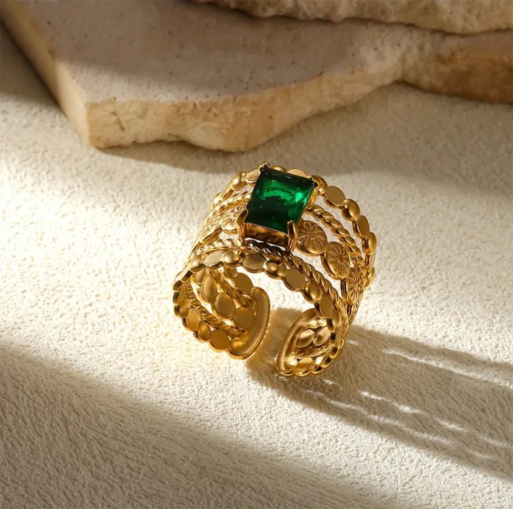 Unique Golden ang Green Ring