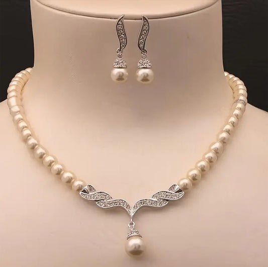 Pearl Necklace in Silver Tone – ESSENTIAS