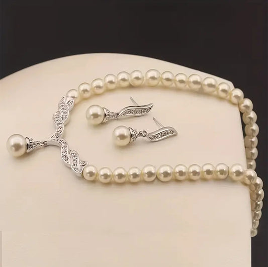 Pearl Necklace in Silver Tone – ESSENTIAS