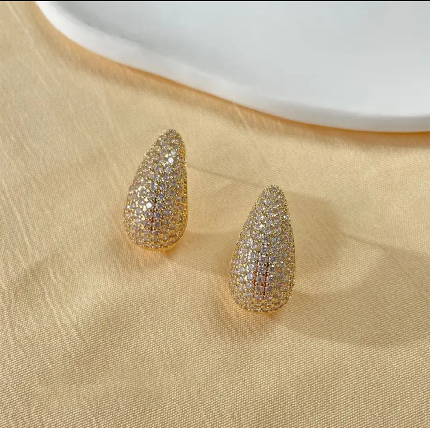 Elegant Teardrop Earrings – Timeless Luxury for Every Occasion