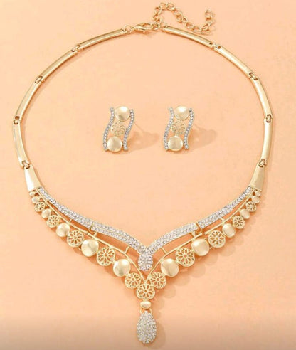 Glamorous Golden Shine Necklace Set