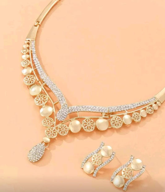 Glamorous Golden Shine Necklace Set